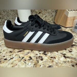 adidas women’s Black & White Sambae with Gum Sole size 7. Like new!